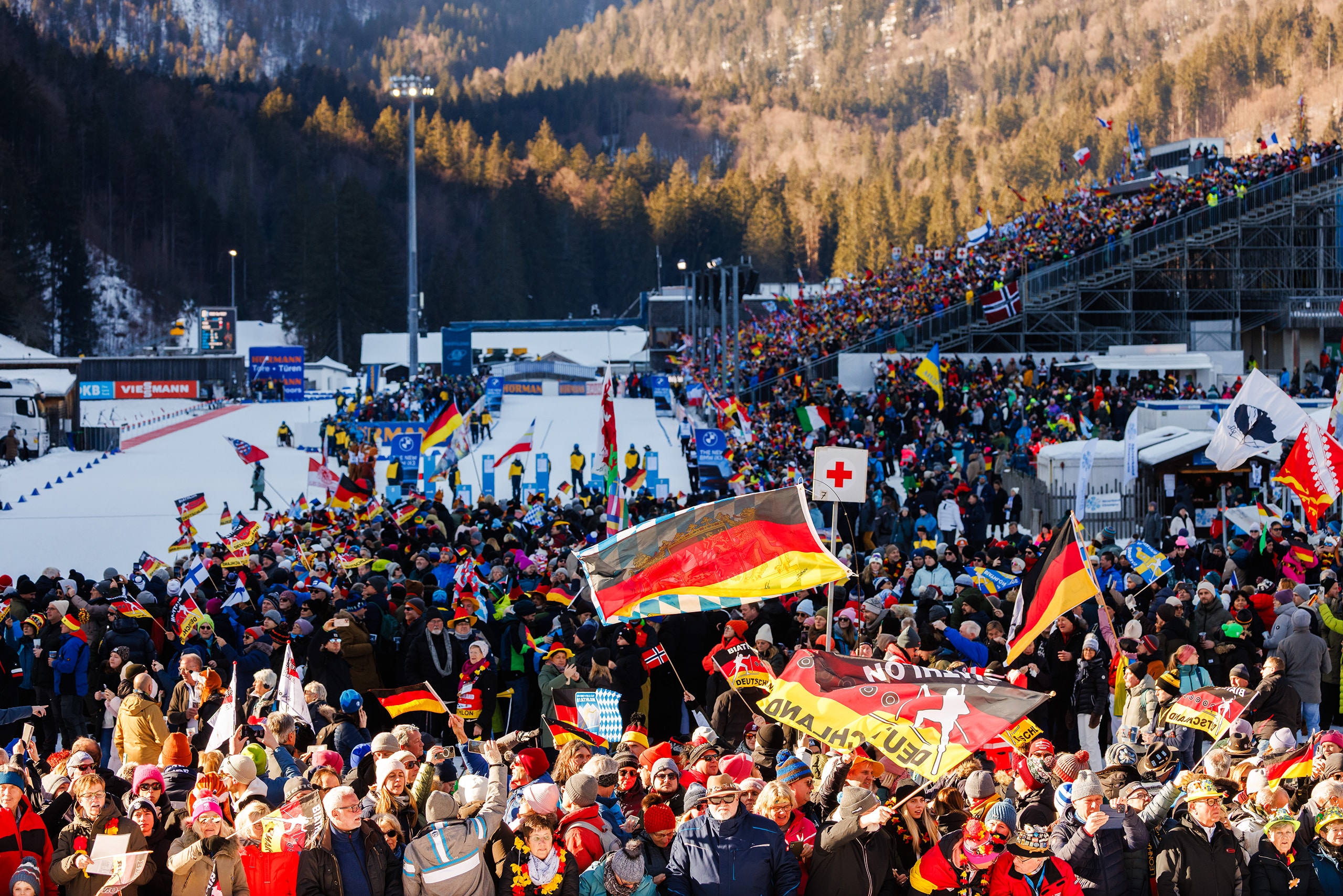 Voll besetzte Tribünen und Fanzone beim Biathlon Weltcup 2026 in der Chiemgau Arena Ruhpolding.