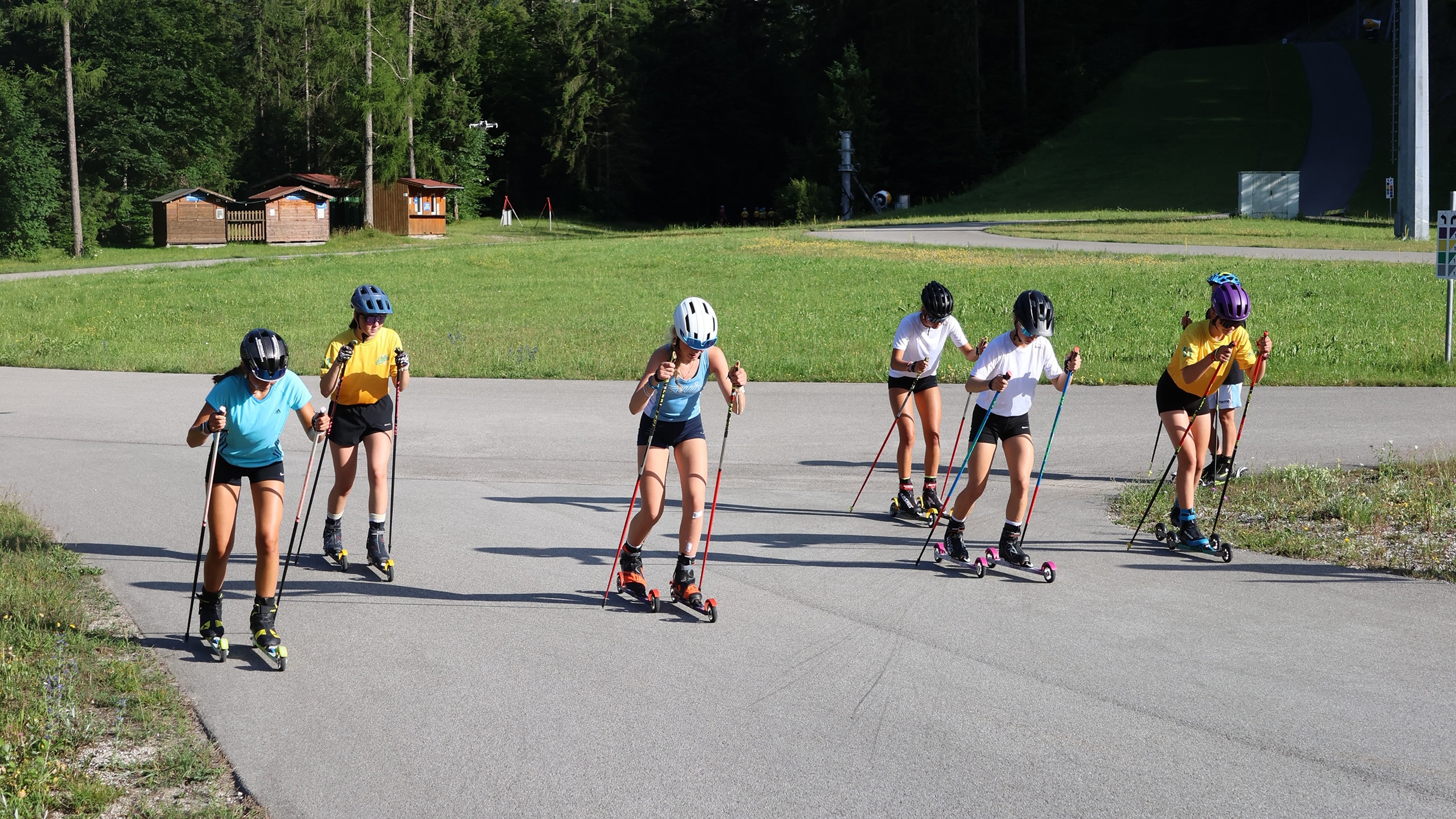 Jugendliche beim Rollski-Training auf Asphaltstrecke der Chiemgau Arena.
