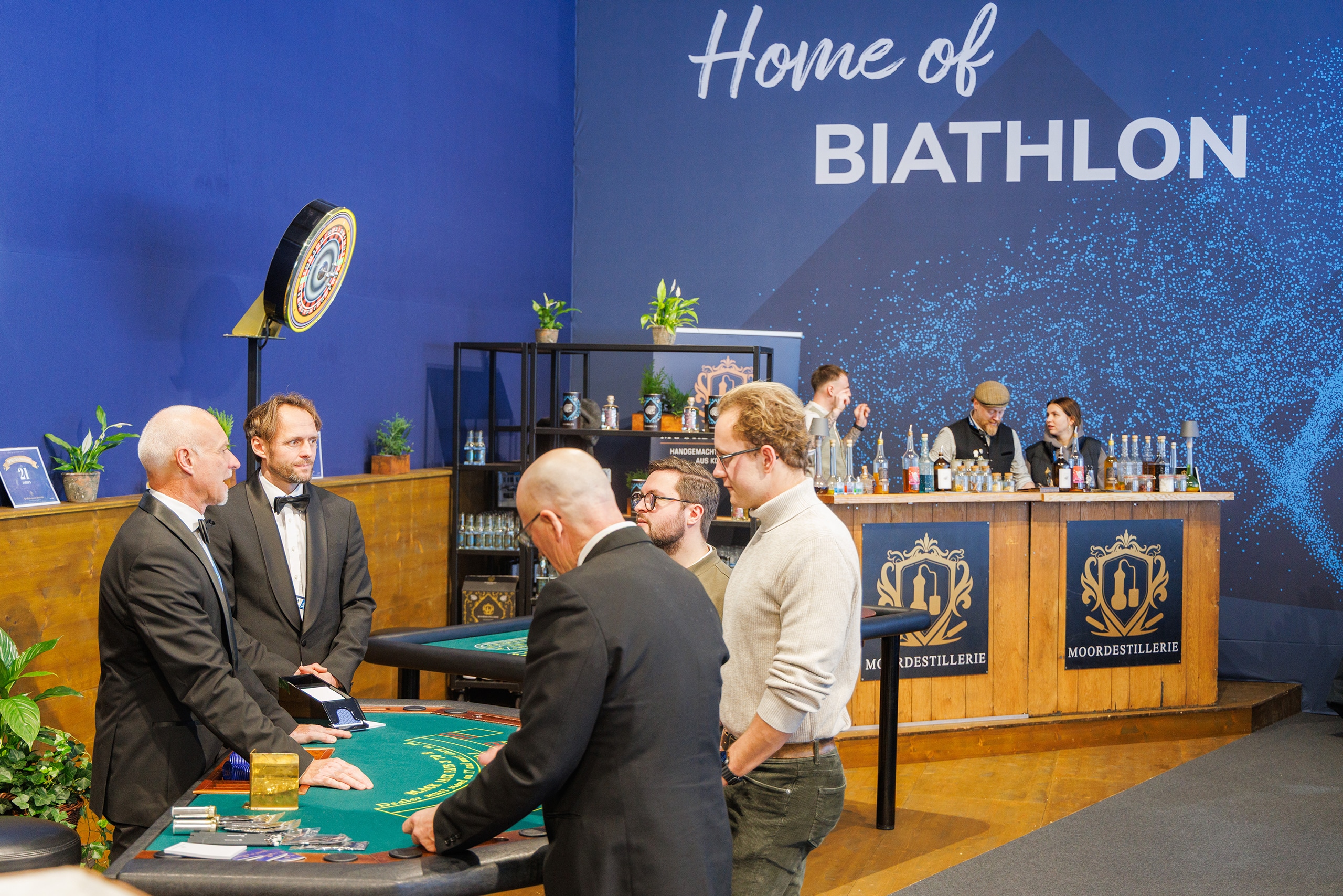 Vertreter der Spielbank Bad Reichenhall und der Chiemgau Arena beim Partnertermin vor Bar und Spieltisch.
