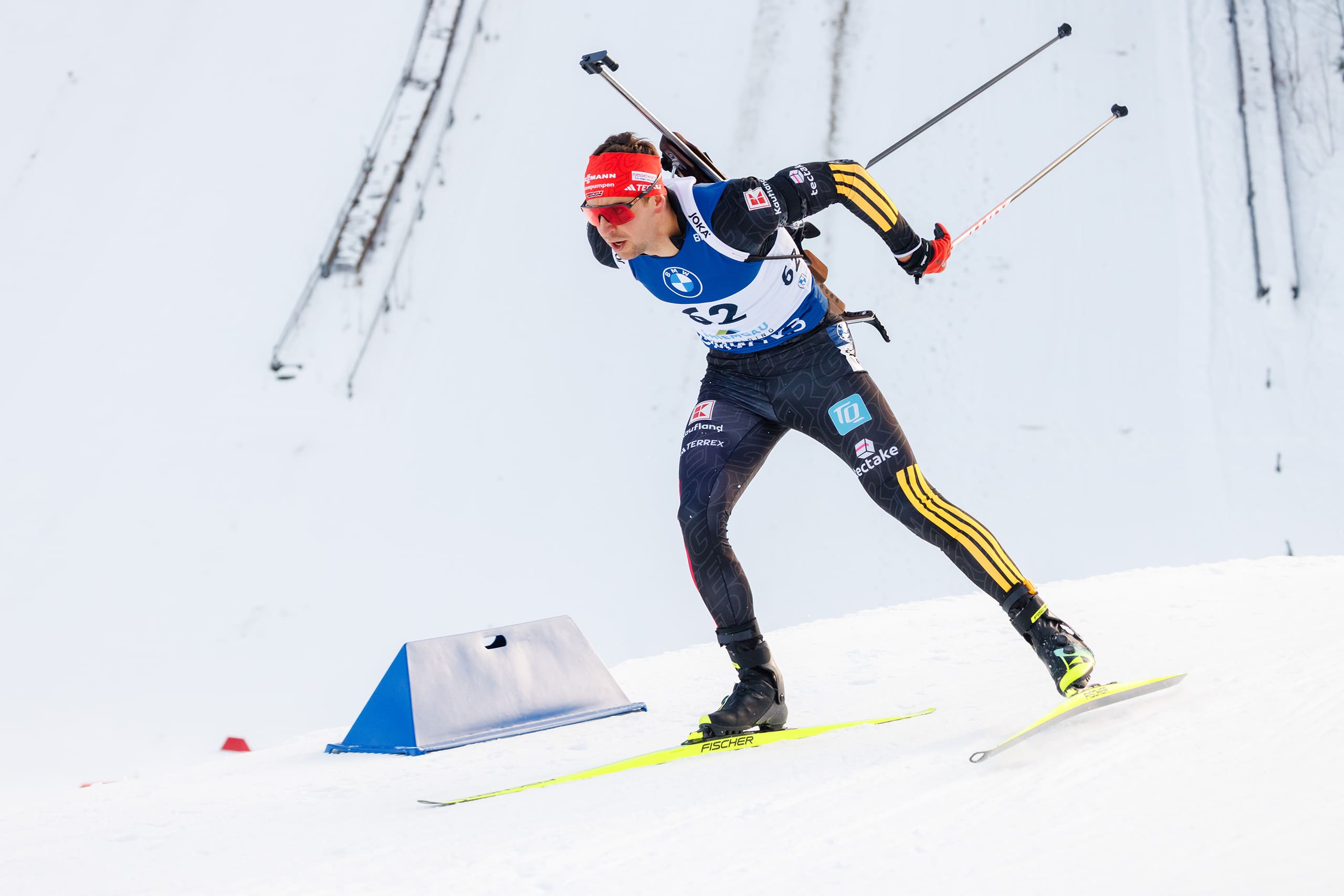 Biathlet mit Startnummer 62 im Weltcup-Rennen 2026 auf der Strecke der Chiemgau Arena Ruhpolding.